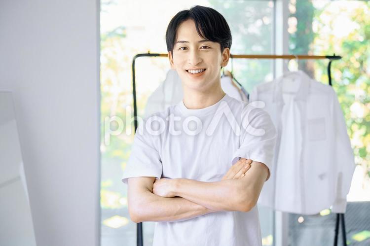 腕組みする男性　洋服　ハンガー 男性,腕組み,身支度の写真素材
