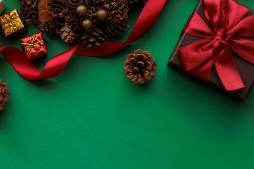 緑を背景にしたクリスマスのイメージ クリスマス,飾り,リースの写真素材