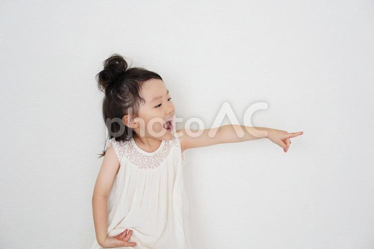 指をさす女の子 女の子,女児,幼児の写真素材