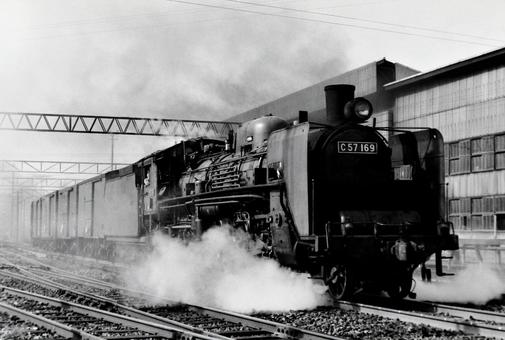 宮崎駅を出発するC57形蒸気機関車 宮崎駅を出発するC57形蒸気機関車の写真