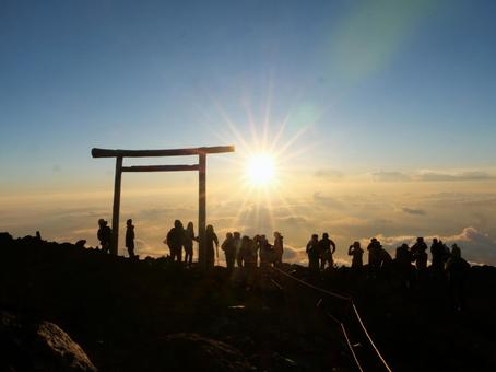 富士山山頂　ご来光と鳥居 富士山,浅間神社,富士山山頂の写真素材