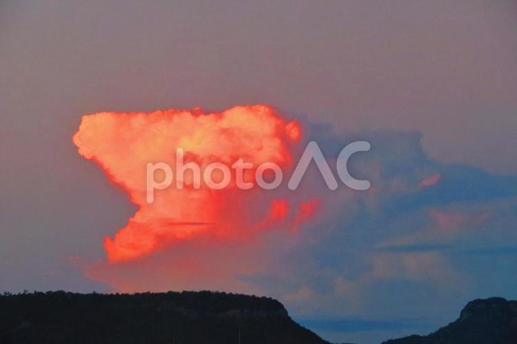 ７月下旬の野田池からの夕焼けの雲 背景,夕焼け,たそがれの写真素材