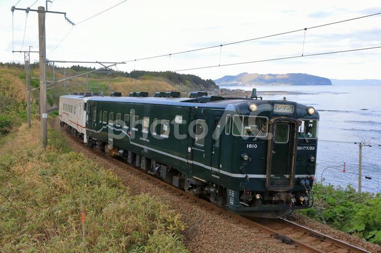 道南いさりび鉄道　キハ40系(濃緑色と白色) ローカル線,普通列車,単線の写真素材