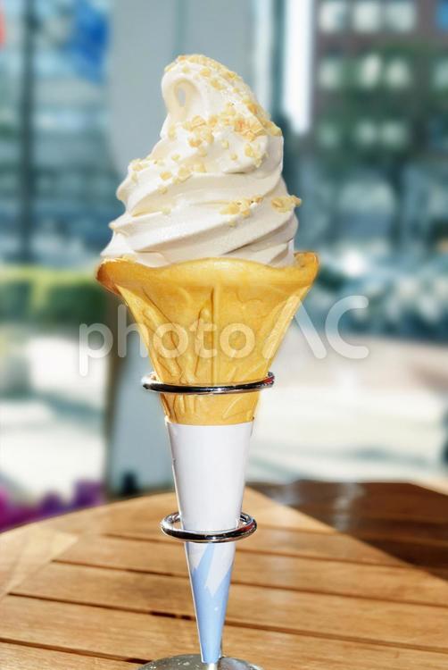 オフィース街のカフェでソフトクリーム バニラソフトクリーム,牛乳ソフトクリーム,バニラソフトの写真素材