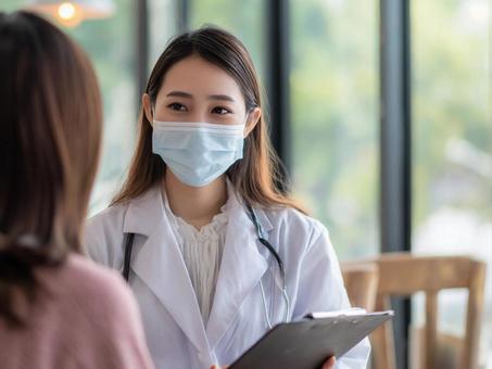 カウンセリングする女性医師 カウンセリングする女性医師の写真