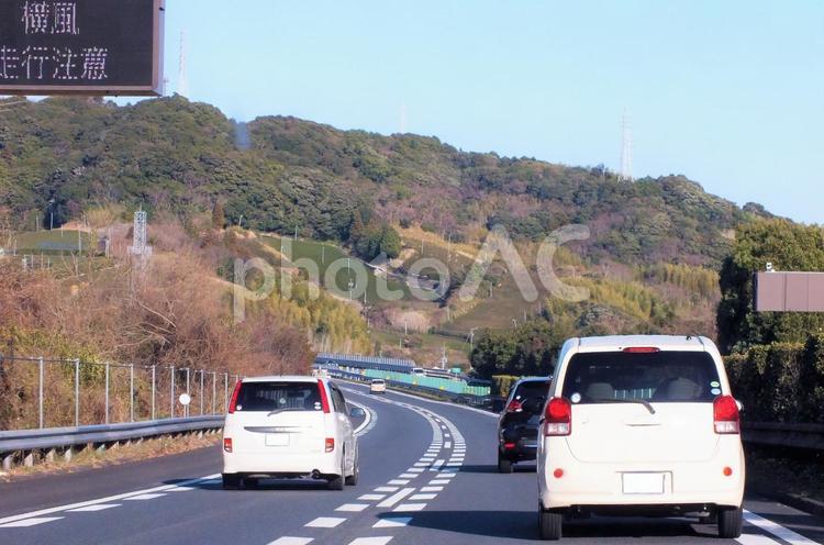 横風注意！　茶畑が見える高速道路 横風走行注意,電光掲示板,掲示板の写真素材