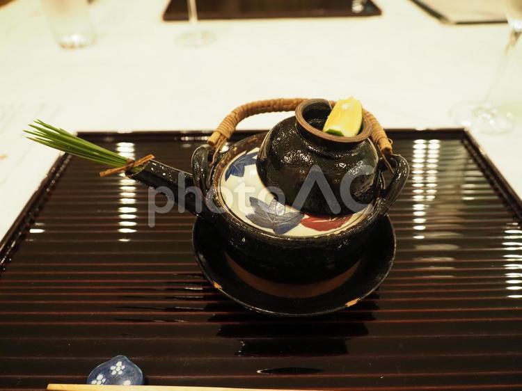 秋の懐石フルコースの土瓶蒸し 土瓶蒸し,和食,懐石料理の写真素材