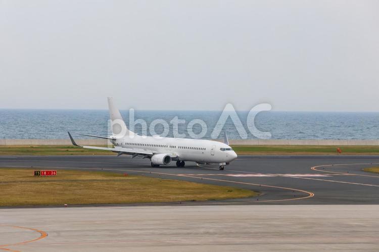 曇り空の北九州空港 飛行機,航空機,旅客機の写真素材