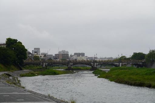街中を流れる川 街中を流れる川の写真