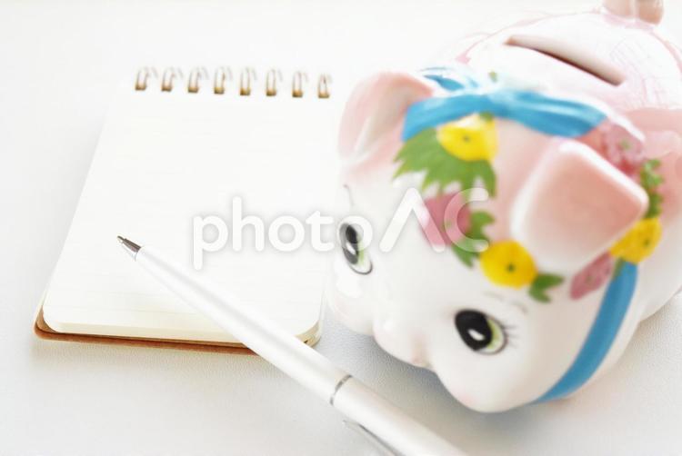ぶたの貯金箱とノートとペン１ 豚の貯金箱,貯金箱,ちょきんばこの写真素材