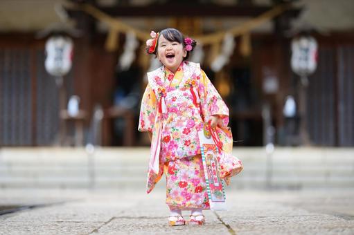 千歳飴を持つ満面の笑みの女の子 千歳飴を持つ満面の笑みの女の子の写真