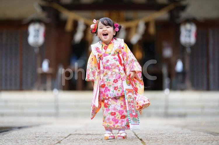 千歳飴を持つ満面の笑みの女の子 七五三,お参り,七五三参りの写真素材