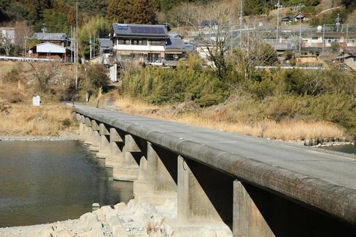 高知県越知町 片岡沈下橋 高知県越知町 片岡沈下橋 片岡沈下橋,沈下橋,橋の写真素材