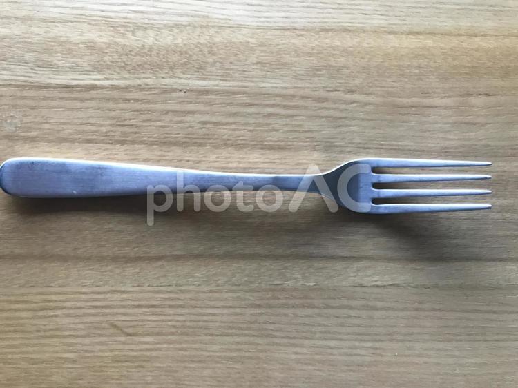 フォークと木のテーブル 食器,フォーク,(食器)の写真素材