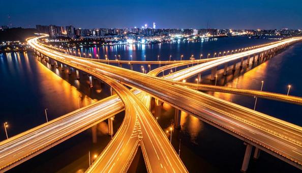 ヘッドライトの光の帯 ハイウェイの夜景 ヘッドライトの光の帯 ハイウェイの夜景の写真