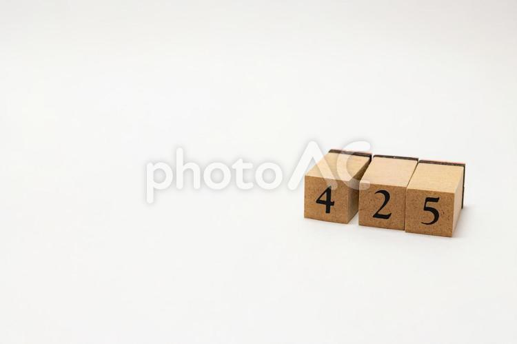 木のブロック　数字　425 425,木ブロック,積み木の写真素材