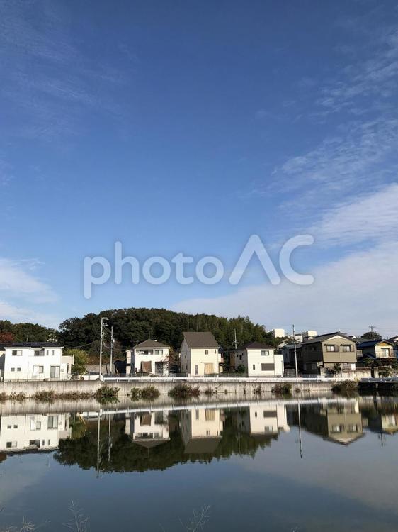 湖面に映る住宅街 水域,建築,何人もありませんの写真素材