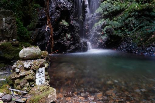 山奥にある滝と静寂の風景 山奥にある滝と静寂の風景の写真