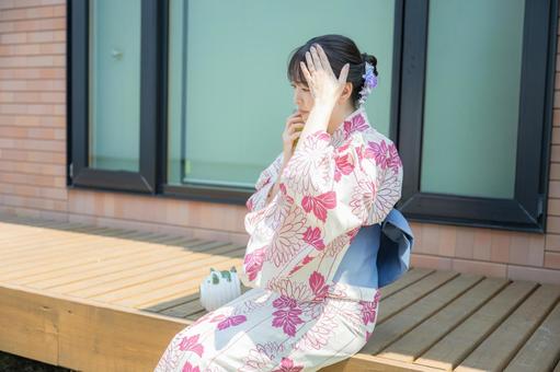 具合が悪そうな浴衣女性 具合が悪そうな浴衣女性 熱中症,暑さ,日差しの写真素材