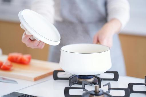 白い鍋の蓋を持つ手 鍋,蓋,持つの写真素材