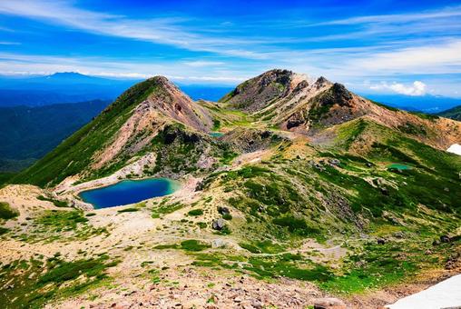 日本三霊山の白山の御前峰と翠ヶ池 白山,御前峰,翠ヶ池の写真素材