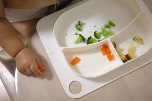 にんじんをつかみ食べしようとする子ども 子ども,赤ちゃん,手づかみの写真素材