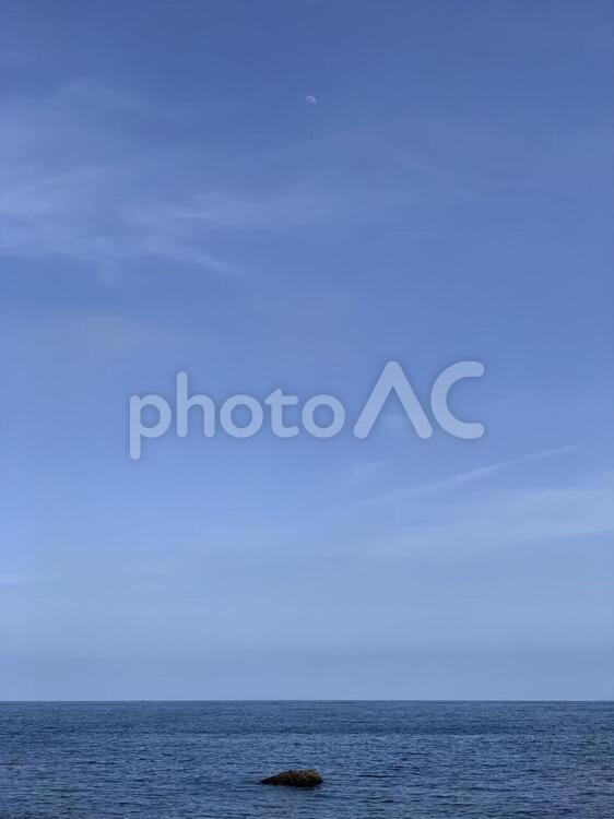 海と空と白い月 海,空,青空の写真素材