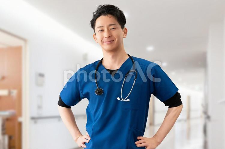 優しく微笑む医療スタッフの男性 男性,医療,医者の写真素材