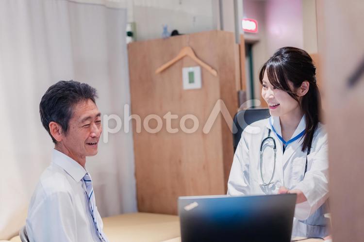 治療の経過を患者に説明する女性ドクター カルテ,結果,定期検診の写真素材