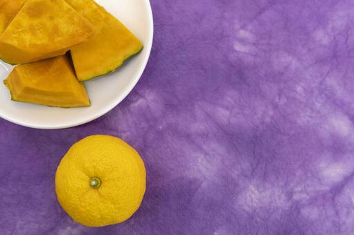 冬至　かぼちゃと柚子（紫色の和紙背景） 冬至,かぼちゃ,柚子の写真素材