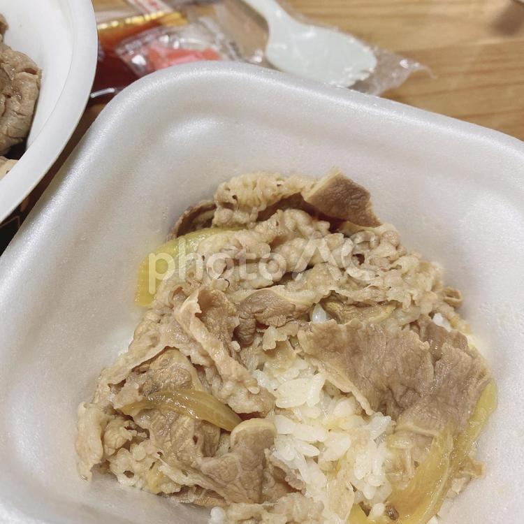 牛丼テイクアウト 汁だく,容器,増量の写真素材