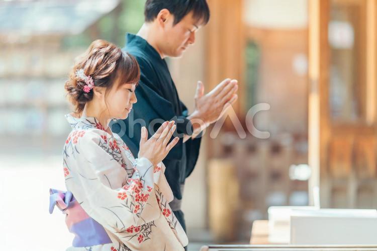 お参りする浴衣姿の男女 神社,お参り,参拝の写真素材
