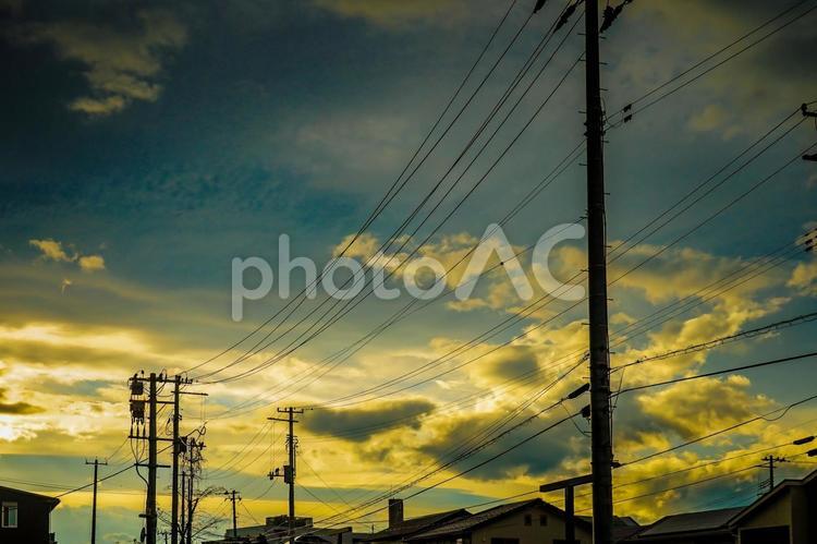 夕焼けの電線と空 電線,電柱,夕焼けの写真素材