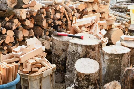 薪ストーブ用に貯めた大小の薪や材木 薪,薪ストーブ,丸太の写真素材