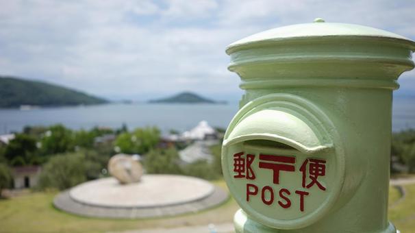オリーブ色のポストと海 オリーブ色のポストと海の写真
