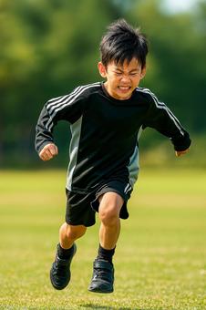 公園で走る練習をする子供 公園で走る練習をする子供の写真