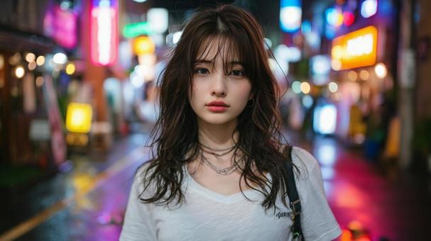 夏の夜に都会を歩く女性 夏の夜に都会を歩く女性の写真