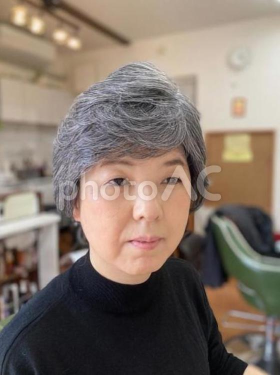 美容院でグレイヘアにしてもらった女性 グレイヘア,シルバーカラー,ヘアカラーの写真素材