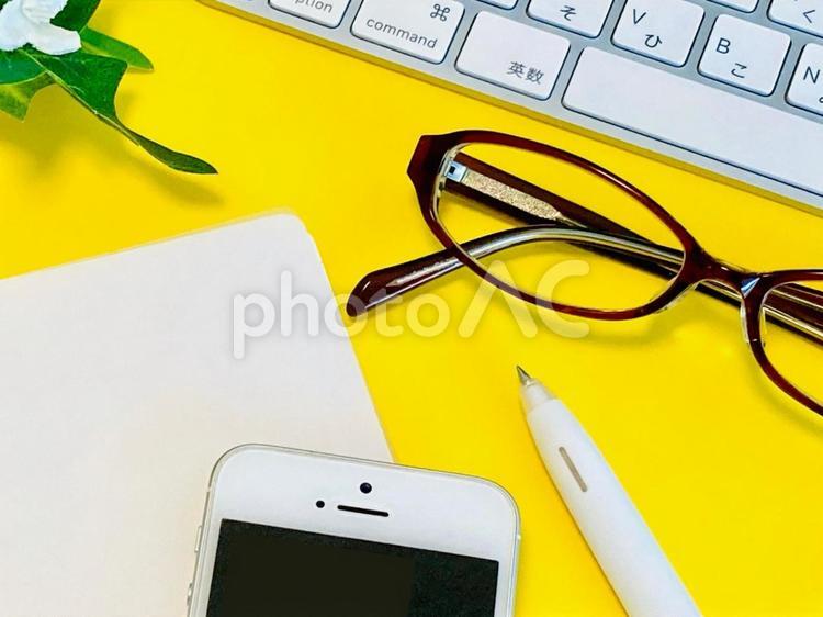 ビジネスアイテム（イエロー背景） パソコン,スマホ,眼鏡の写真素材