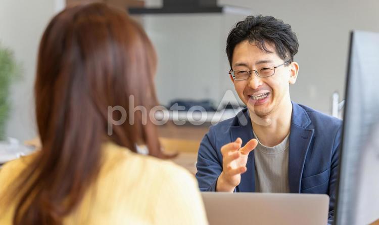 打ち合わせをする男女のビジネスマン 男性,女性,ビジネスの写真素材