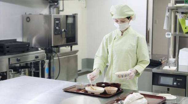 介護食を用意するアジア人調理師 介護食を用意するアジア人調理師 介護職,刻み食,調理師の写真素材