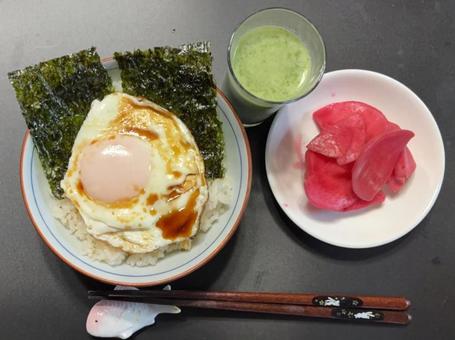 こまち新米に目玉焼きと韓国海苔の茶碗飯 昼食,あきたこまち,新米の写真素材