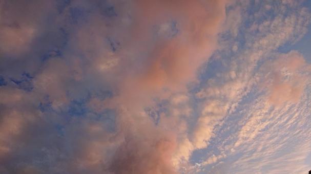 グラデーションカラーのあかね雲 グラデーションカラーのあかね雲の写真