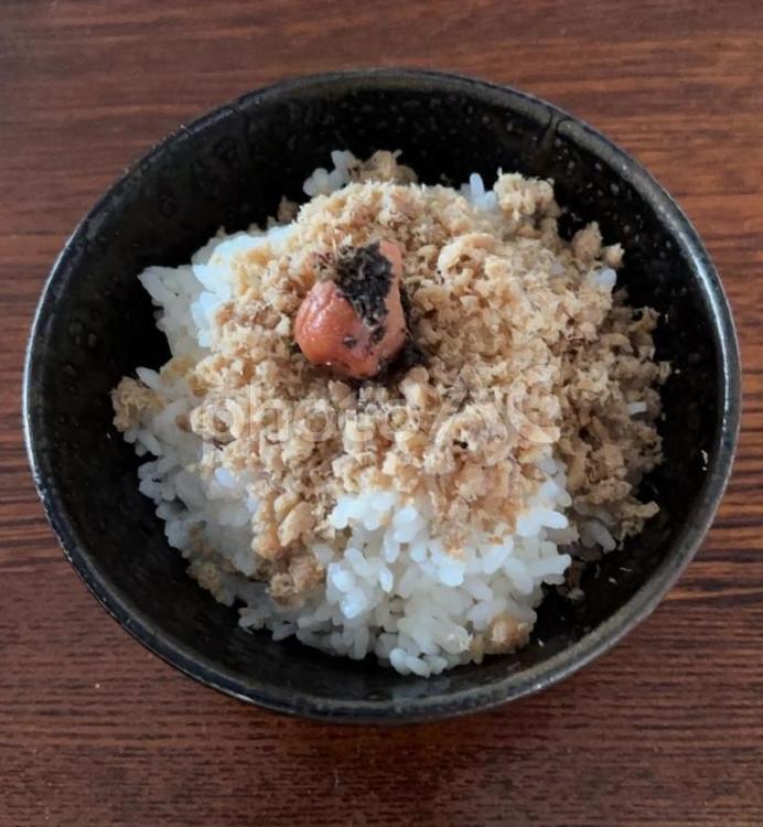ご飯にさばフレークとかつお梅の茶碗飯 茶碗飯,朝ご飯,ご飯の写真素材