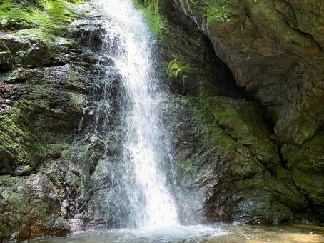 岩壁を流れ落ちる迫力ある滝の流れ 滝,水流,岩壁の写真素材