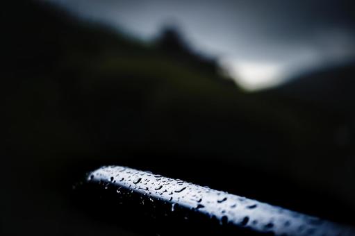 <素材>梅雨の雨の日の公園の手すり <素材>梅雨の雨の日の公園の手すりの写真