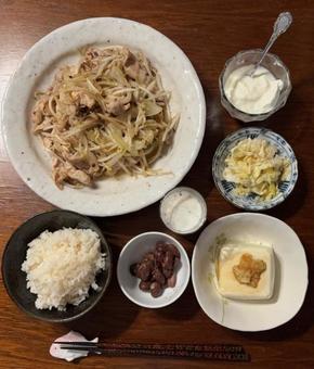 政府備蓄米と豚肉のもやし炒めなどの夕食 政府備蓄米と豚肉のもやし炒めなどの夕食 夕食,政府備蓄米,ご飯の写真素材