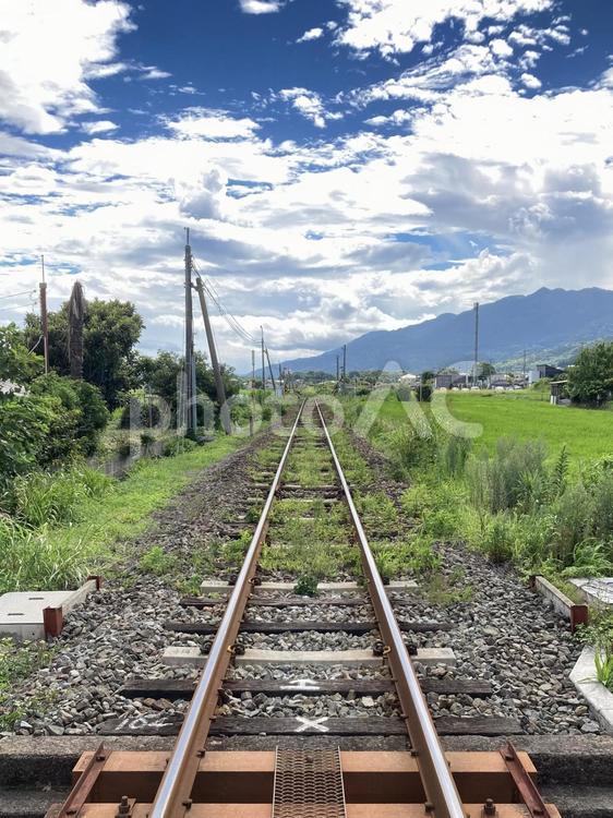 線路は続くよどこまでも 線路,夏,雲の写真素材