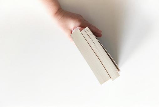 小口を上に向けて2冊の本を持つ手 小口を上に向けて2冊の本を持つ手 モックアップ,女性,手の写真素材