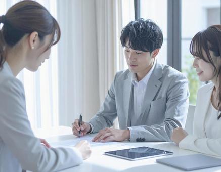 契約する夫婦の写真